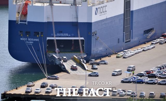 한국은행이 오는 23일 올해 1분기 실질 GDP 성장률 속보치를 발표를 앞둔 가운데 금융시장 안팎에서는 코로나19에 따른 소비 심리 위축 등으로 마이너스 성장을 점치는 관측이 나온다. /더팩트 DB