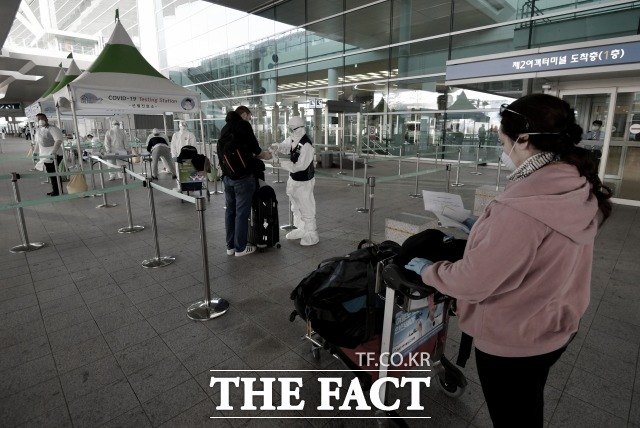 법무부가 19일 코로나19 사태에 따른 자가격리 조치를 위반한 외국인 7명에 대해 추방 결정을 내렸다고 밝혔다. 인천국제공항에 마련된 해외 여행객 선별진료소 모습. /이덕인 기자
