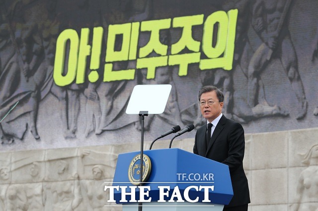 문재인 대통령이 19일 서울 강북구 국립4·19민주묘지에서 열린 제60주년 4·19혁명 기념식에서 기념사를 하고 있다. /뉴시스