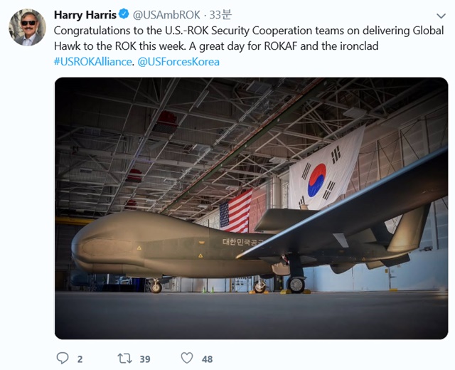 한국군이 미국으로부터 도입한 고고도 무인정찰기 글로벌호크(RQ-4) 2호기가 국내에 도착했다. 해리 해리스 주한미국대사는 19일 트위터에 대한민국공군이 새겨진 글로벌호크 사진을 공개했다. /해리 해리스 주한 미국대사 트위터 갈무리