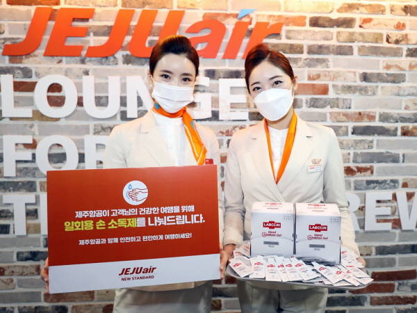 제주항공이 내달 5일까지 국내선 탑승객을 대상으로 손소독제를 제공한다. /제주항공 제공