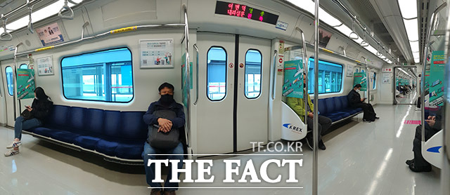 정부가 종전보다 완화한 형태의 사회적 거리두기를 시행한 20일 오전 공항철도 서울역행 열차에 마스크를 한 탑승객들이 거리를 두고 착석해있다. /이덕인 기자