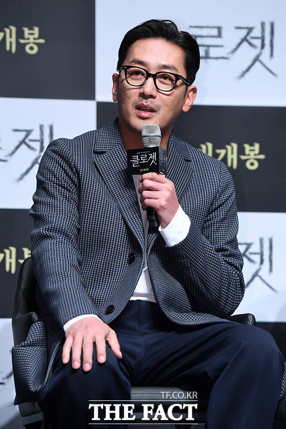 배우 하정우가 지난해 12월 자신을 협박했던 해커를 오히려 궁지로 몰아넣었던 사실이 당시 주고받은 메시지를 통해 알려졌다. 사진은 지난 1월 영화 클로젯 제작보고회 당시 모습. /남용희 기자