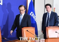 [TF포토] 최고위원회의 참석하는 이해찬과 이인영