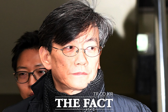 프리랜서 기자 김 씨를 폭행하고 협박했다는 의혹을 받는 손석희 JTBC 대표가 지난해 2월17일 새벽 고소인 신분으로 조사를 마친 뒤 서울 마포경찰서를 나서고 있다./남용희 기자