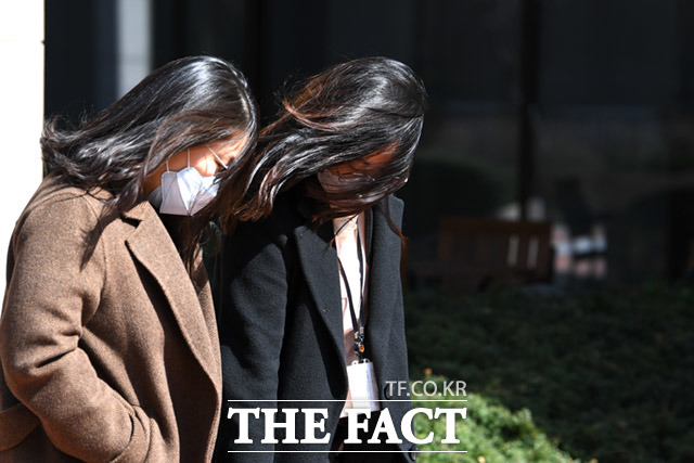 수요일인 22일은 전국에 바람이 강하게 불고 쌀쌀한 날씨가 이어지겠다./임세준 기자