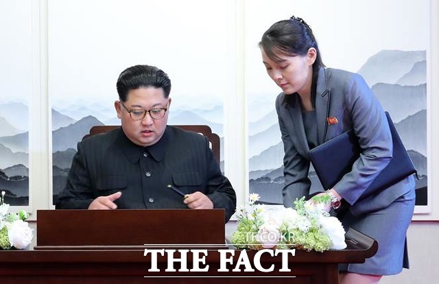 더 데일리메일(Daily Mail)는 만약 김정은이 사라진다면, 북한이 권력다툼에 휩싸일 수 있다고 내다봤다. 지난 2018년 남북정상회담 당시 김여정 부부장이 김정은 위원장이 방명록을 작성할 때 펜을 가져다주는 모습. /한국공동사진기자단