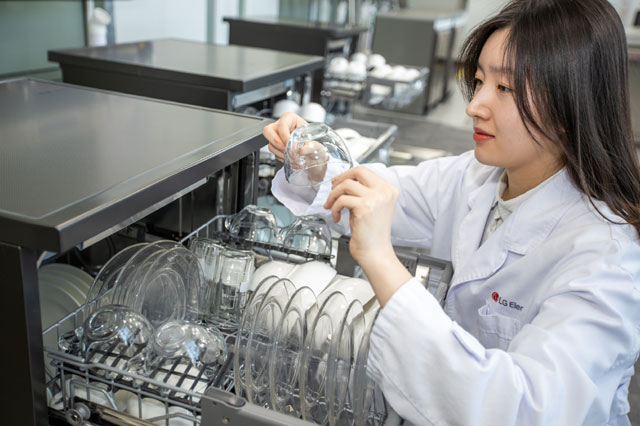 LG전자는 최근 독일 시험기관 TUV라인란드의 참관하에 실시한 식기세척기 연수장치 유무에 따른 물얼룩 개수 시험을 통해 연수장치가 있는 디오스 식기세척기가 세척 후 그릇에 남을 수 있는 물얼룩을 감소시킨다는 것을 입증했다고 21일 밝혔다. 사진은 LG전자 연구원이 세척을 마친 깨끗한 그릇을 살펴보는 모습. /LG전자 제공