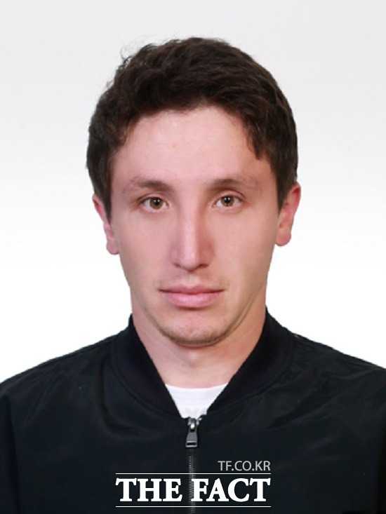 알리 씨는 구광모 회장 취임 후 첫 수상자이자 지난 2017년 수상한 스리랑카 국적 의인 니말 씨에 이어 두 번째 외국인 수상자로 자신이 사는 원룸 건물에 불이 난 것을 발견하고 건물에 사는 사람들을 구하기 위해 불길 속으로 뛰어들었다. /LG그룹 제공