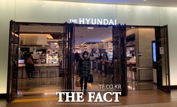 현대백화점이 중소 패션 브랜드들의 판매를 지원하기 위해 무관중 패션쇼를 연다. 사진은 현대백화점 무역센터점 입구. /한예주 기자