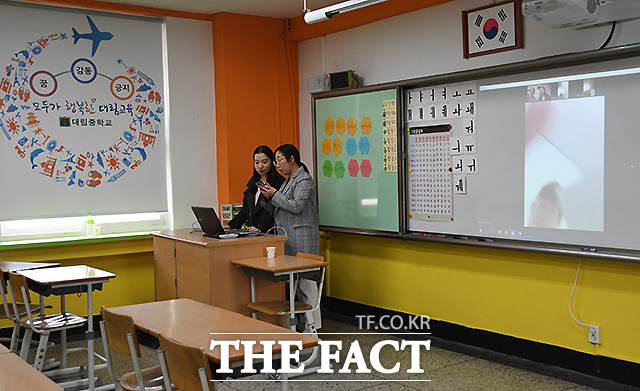 학생들과 온라인 수업을 진행 중인 한국어학습반 교사들