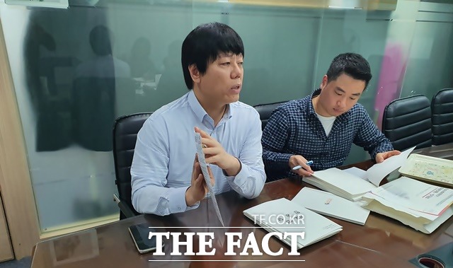 김훈(왼쪽) 한국시각장애인연합회 선임연구원이 지난 20일 오후 서울 영등포구에 위치한 연합회 사무실에서 더팩트 취재진과 만나 21대 총선에서 시각장애인의 투표가 어려웠던 이유에 대해 설명하고 있다. /허주열 기자