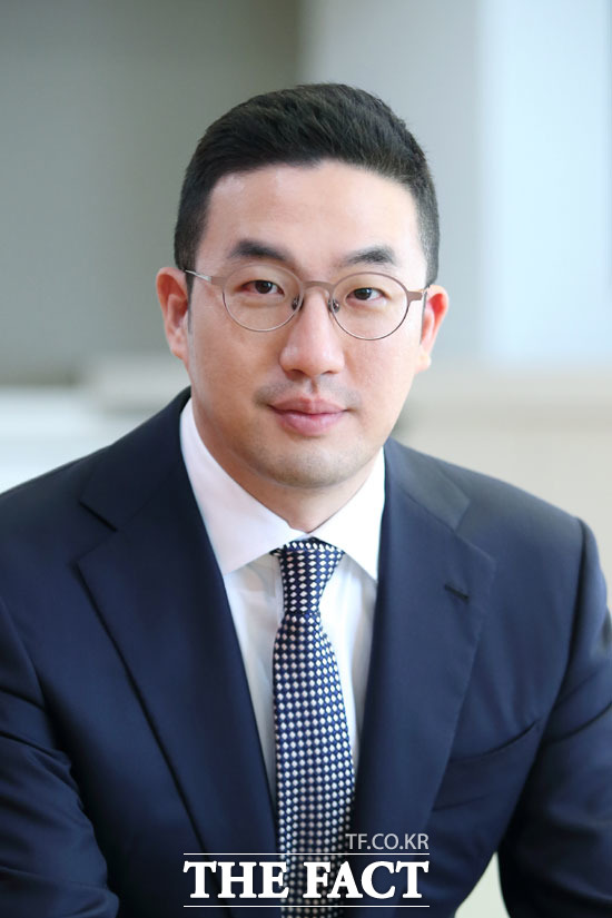 LG복지재단은 지난달 강원 양양군 양양읍 구교리 원룸 주택 화재 현장에서 생명을 구하기 위해 불길에 뛰어든 카자흐스탄 출신 근로자 알리 씨에게 LG 의인상을 수여한다고 23일 밝혔다. 알리 씨는 구광모 회장 취임 후 첫 외국인 LG 의인상 수상자다. /LG그룹 제공