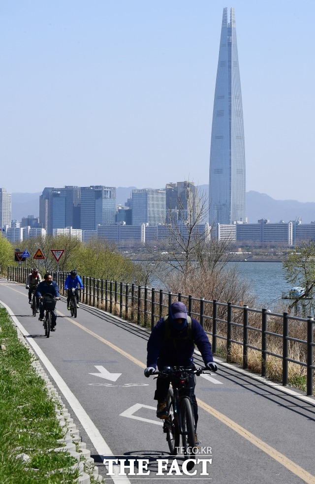 전국적으로 아침기온 5도 안팎의 쌀쌀한 날씨. 평소 4월 답지 않게 한낮에도 15도 내외의 쌀쌀한 기온을 보일 전망이다. /더팩트 DB