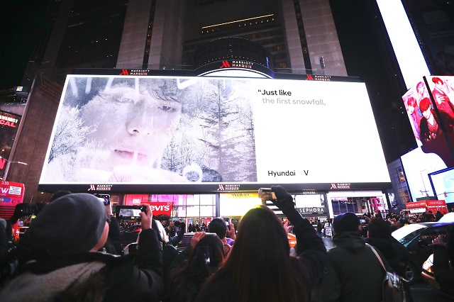 현대차는 지난 2월 미국 뉴욕 타임스퀘어에서 방탄소년단이 출연한 글로벌 수소 캠페인 영상을 최초로 공개했다. /현대차 제공