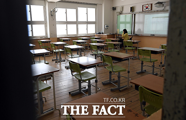 코로나19 예방을 위해 온라인 개학이 시행 중인 22일 오후 서울 영등포구 시흥대로 대림중학교에서 한 교사가 텅 빈 교실에서 온라인 수업을 진행하고 있다. /이새롬 기자