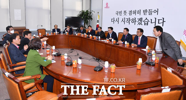 제21대 국회의원 선거에서 재선에 성공한 미래통합당 의원들이 23일 오후 서울 여의도 국회에서 현안 관련 논의를 위해 모임을 갖고 있다. /국회=남윤호 기자