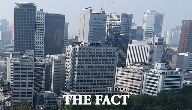 대한상공회의소·한국무역협회·중소기업중앙회·한국경영자총협회·한국중견기업연합회 등 경제5단체는 23일 기간산업을 살리고 일자리를 지키기 위한 경제계 건의라는 제목의 공동 논평을 통해 각종 지원을 신속하게 처리하는 동시에 지원이 필요한 기업이 소외되지 않도록 탄력적으로 운영해야 한다고 강조했다. /더팩트 DB