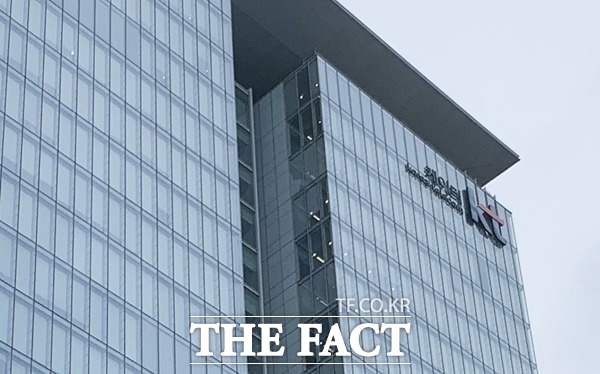 KT가 5G 도입 확산과 모바일 에지 컴퓨팅(MEC) 기술 확보를 위해 글로벌 통신 5개사와 연합체 5G 퓨처포럼을 구성하는 업무 협약을 체결했다. 이를 통해 확보한 MEC 기술 노하우를 비대면 관련 산업에 접목해 사업 모델 발굴에 박차를 가한다. /더팩트 DB