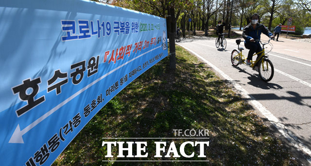 롯데카드가 지난달 23일부터 이달 19일까지 4주간의 자사 신용카드 결제 데이터 약 10만건을 분석한 결과 집 근처에서 모든 것을 해결하는 홈 어라운드 소비 현상이 늘어난 것으로 나타났다. /임세준 기자