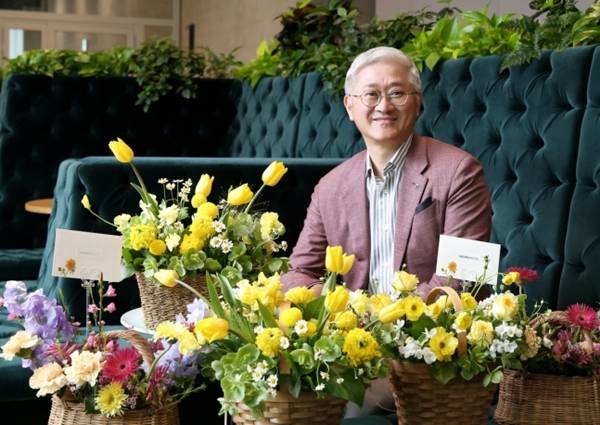 서경배 아모레퍼시픽그룹 회장이 허세홍 GS칼텍스 사장의 지명을 받아 플라워 버킷 챌린지 캠페인에 동참했다. 다음 주자로는 윤석민 태영그룹 회장을 지목했다. /아모레퍼시픽그룹 제공