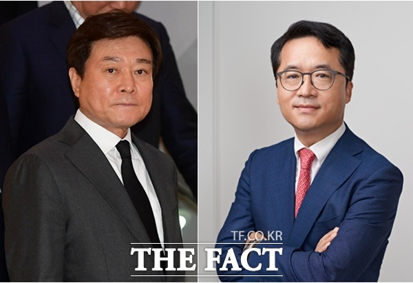 각각 롯데와 삼성 출신의 전문 경영인을 앞세운 치킨업계 내부 경쟁이 치열하다. 사진은 소진세 교촌에프앤비 회장, 박현종 bhc 회장(왼쪽부터) /더팩트 DB, bhc 제공