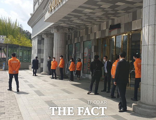 신반포15차 시공사 선정 총회가 열린 엘루체컨벤션웨딩 일대에는 주황색 점퍼를 입은 호반건설 관계자들이 대거 포진하고 있었다. /윤정원 기자