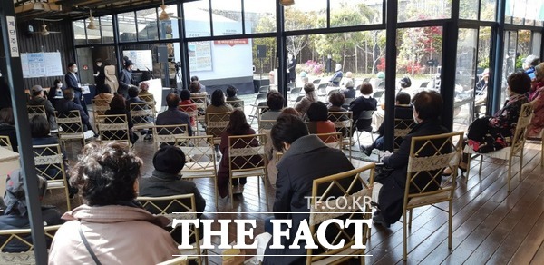 삼성물산이 서울 서초구 신반포15차 재건축 사업을 따냈다. 사진은 23일 신반포로 23 소재 엘루체컨벤션웨딩 6층 옥상에서 진행된 신반포15차 시공사 선정 총회 모습. /윤정원 기자