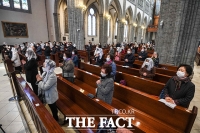 [TF포토] 사회적 거리두기 실천하는 미사