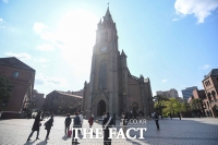 [TF포토] '미사 재개'...명동성당에 모인 교인들