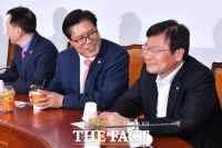 [TF포토] 대화 나누는 송석준-정점식