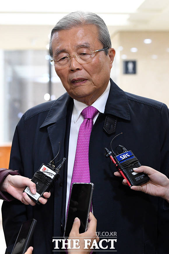 미래통합당의 비상대책위원장직을 수락한 김종인 전 통합당 총괄선대위원장이 24일 오후 서울 중구 은행회관에서 열린 21대 국회, 어떻게 해야하나? 토론회에 참석하며 취재진의 질문에 답하고 있다. /남용희 기자