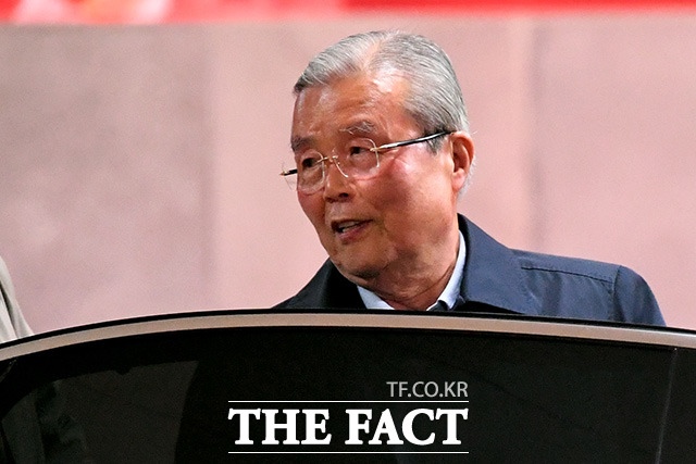 김종인 전 미래통합당 총괄선거대책위원장이 미래통합당 비대위원장직을 수락했다. 지난 23일 김 전 위원장이 서울 서초구의 한 식당을 나서며 취재진에게 입장을 밝히고 있다. /남용희 기자