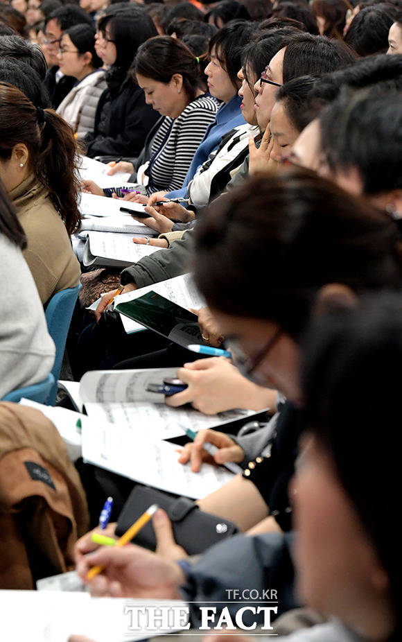 생명보험협회와 손해보험협회가 보험설계사 등록 자격시험을 25~26일 이틀간 실시한다고 24일 밝혔다. /이동률 기자