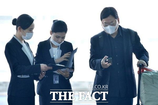 업계에서는 코로나19 사태에 따른 불확실성으로 제주항공의 이스타항공 인수가 시너지를 내기 어려울 수 있다는 관측도 나온다. 사진은 인천국제공항 직원들이 마스크를 쓰고 이동하는 모습. /이덕인 기자