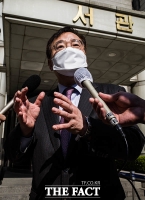  '한·미 정상 통화 유출' 강효상, 첫 재판서 혐의 부인