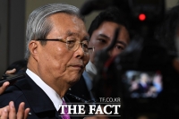 [TF포토] 생각에 잠긴 김종인