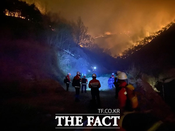 산림청 공중진화대원들이 24일 경북 안동시 풍천면 인금리 일대 야산에서 야간 산불 진화 작업을 벌이고 있다. /뉴시스