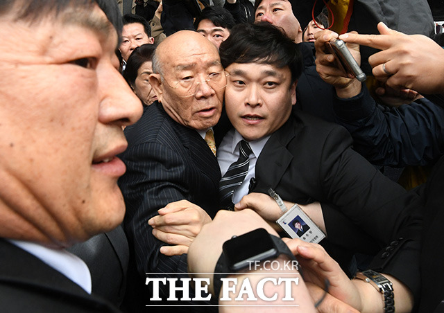 전두환 전 대통령이 지난해 3월 11일 5·18 민주화운동 관련 피고인으로 광주지방법원에서 재판을 마친 뒤 법정을 나서고 있다. /배정한 기자