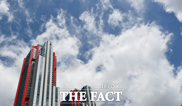 월요일인 27일은 전국이 맑고 바람이 강하게 불겠다. 전국의 아침 최저기온은 2∼10도, 낮 최고기온은 14∼21도로 전망된다. /이동률 기자