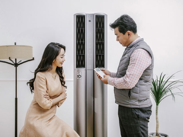 LG전자가 무더위에 대비한 LG 휘센 에어컨 사전점검 서비스를 본격 진행한다. 사진은 LG전자 서비스 엔지니어가 LG 휘센 씽큐 에어컨을 점검하는 모습. /LG전자 제공