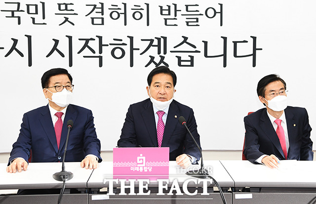 심재철 미래통합당 당대표 권한대행(가운데)이 27일 오전 서울 여의도 국회에서 열린 미래통합당 최고위원회의에 참석해 발언을 하고 있다. / 국회=배정한 기자
