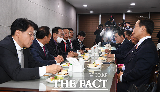 박덕흠 미래통합당 의원(왼쪽 네번째)이 27일 오전 서울 여의도 국회 의원회관에서 열린 미래통합당 3선 당선자 모임 회의에 참석해 발언을 하고 있다. / 국회=배정한 기자