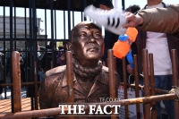 [TF포토] '전두환 흉상에 화풀이'