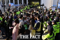 [TF포토] 전두환 재판 종료 ‘아수라장 된 법원 앞’