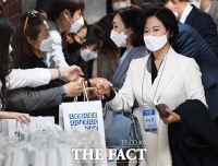 [TF포토] 국회의원 당선자 워크숍 참석하는 이수진