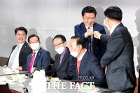 [TF포토] 밝은 표정으로 만난 미래통합당 3선 당선자들