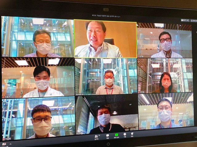 최태원 SK그룹 회장이 지난 27일 화상 간담회를 통해 신종 코로나바이러스 감염증 백신을 개발하고 있는 SK바이오사이언스 연구원들을 격려하고 있다. /SK그룹 제공