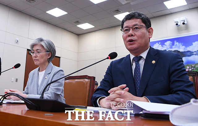 답변하는 김연철 통일부 장관(오른쪽)