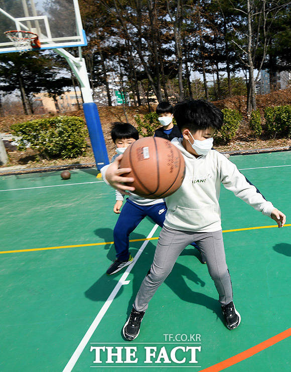 답답한 마스크 서울 마포구의 한 초등학교 운동장에서 마스크를 쓰고 운동하는 아이들.